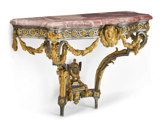 A FINE ORMOLU AND SILVERED-BRONZE CONSOLE TABLE - Foto 2