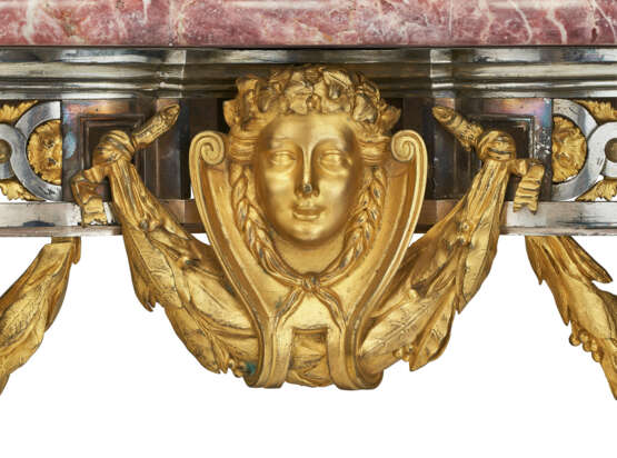 A FINE ORMOLU AND SILVERED-BRONZE CONSOLE TABLE - Foto 5