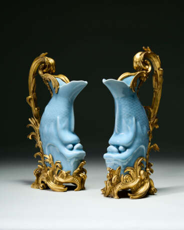 A PAIR OF LOUIS XV ORMOLU-MOUNTED CHINESE PORCELAIN CLAIR DE LUNE CARP EWERS - photo 1