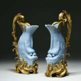 A PAIR OF LOUIS XV ORMOLU-MOUNTED CHINESE PORCELAIN CLAIR DE LUNE CARP EWERS - Foto 1