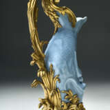 A PAIR OF LOUIS XV ORMOLU-MOUNTED CHINESE PORCELAIN CLAIR DE LUNE CARP EWERS - Foto 3