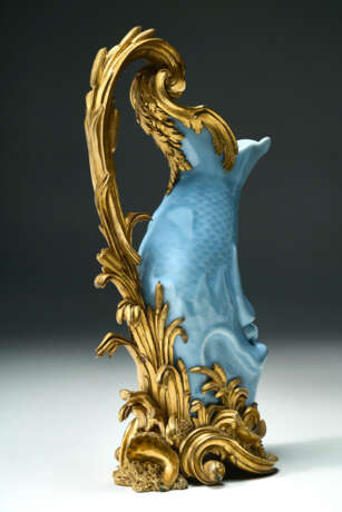 A PAIR OF LOUIS XV ORMOLU-MOUNTED CHINESE PORCELAIN CLAIR DE LUNE CARP EWERS - photo 3