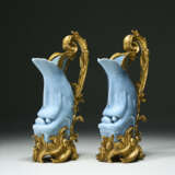 A PAIR OF LOUIS XV ORMOLU-MOUNTED CHINESE PORCELAIN CLAIR DE LUNE CARP EWERS - photo 4