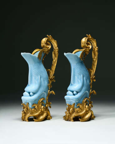 A PAIR OF LOUIS XV ORMOLU-MOUNTED CHINESE PORCELAIN CLAIR DE LUNE CARP EWERS - Foto 4