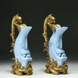 A PAIR OF LOUIS XV ORMOLU-MOUNTED CHINESE PORCELAIN CLAIR DE LUNE CARP EWERS - photo 5