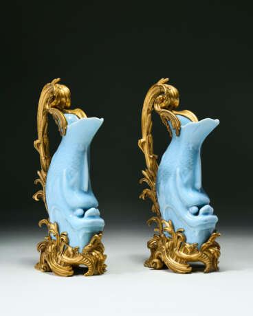 A PAIR OF LOUIS XV ORMOLU-MOUNTED CHINESE PORCELAIN CLAIR DE LUNE CARP EWERS - photo 5