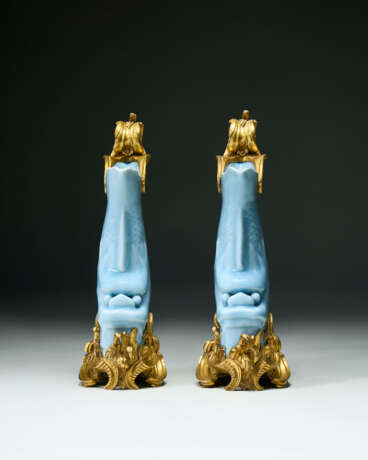 A PAIR OF LOUIS XV ORMOLU-MOUNTED CHINESE PORCELAIN CLAIR DE LUNE CARP EWERS - Foto 6