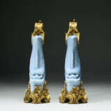 A PAIR OF LOUIS XV ORMOLU-MOUNTED CHINESE PORCELAIN CLAIR DE LUNE CARP EWERS - photo 6