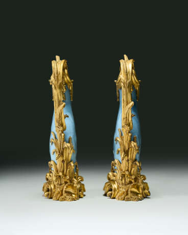 A PAIR OF LOUIS XV ORMOLU-MOUNTED CHINESE PORCELAIN CLAIR DE LUNE CARP EWERS - Foto 7