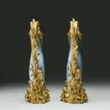 A PAIR OF LOUIS XV ORMOLU-MOUNTED CHINESE PORCELAIN CLAIR DE LUNE CARP EWERS - photo 7