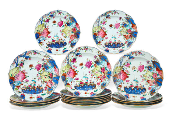 A CHINESE EXPORT PORCELAIN ‘TOBACCO LEAF’ PART DINNER SERVICE FROM THE ASTOR FAMILY - photo 3