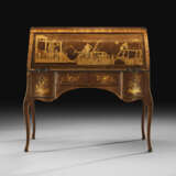 A GERMAN BRASS-MOUNTED SYCAMORE,TULIPWOOD AND MARQUETRY BUREAU - Foto 2