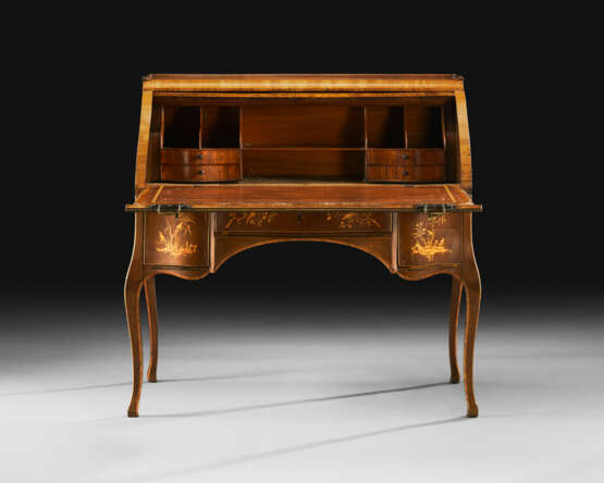 A GERMAN BRASS-MOUNTED SYCAMORE,TULIPWOOD AND MARQUETRY BUREAU - Foto 3