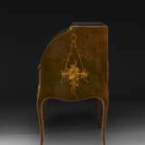 A GERMAN BRASS-MOUNTED SYCAMORE,TULIPWOOD AND MARQUETRY BUREAU - Foto 5