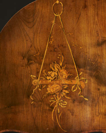 A GERMAN BRASS-MOUNTED SYCAMORE,TULIPWOOD AND MARQUETRY BUREAU - Foto 7