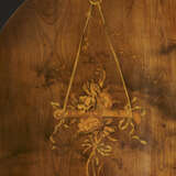 A GERMAN BRASS-MOUNTED SYCAMORE,TULIPWOOD AND MARQUETRY BUREAU - Foto 7