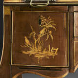 A GERMAN BRASS-MOUNTED SYCAMORE,TULIPWOOD AND MARQUETRY BUREAU - Foto 11