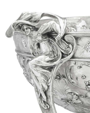 A LARGE AND IMPRESSIVE AMERICAN SILVER CENTERPIECE PUNCH BOWL - photo 2