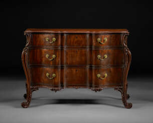 A GEORGE III MAHOGANY SERPENTINE COMMODE