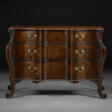 A GEORGE III MAHOGANY SERPENTINE COMMODE - Maintenant aux enchères