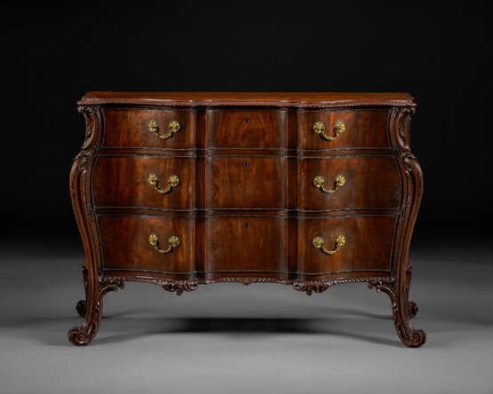 A GEORGE III MAHOGANY SERPENTINE COMMODE - фото 1