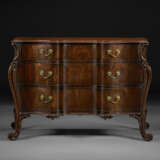 A GEORGE III MAHOGANY SERPENTINE COMMODE - photo 1