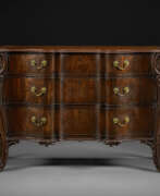 Комоды. A GEORGE III MAHOGANY SERPENTINE COMMODE