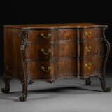 A GEORGE III MAHOGANY SERPENTINE COMMODE - фото 2