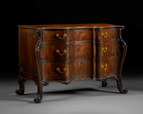 A GEORGE III MAHOGANY SERPENTINE COMMODE - Foto 2