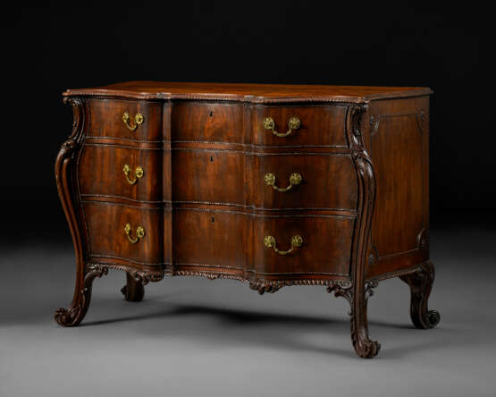 A GEORGE III MAHOGANY SERPENTINE COMMODE - photo 3