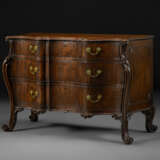 A GEORGE III MAHOGANY SERPENTINE COMMODE - фото 3