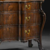 A GEORGE III MAHOGANY SERPENTINE COMMODE - Foto 4