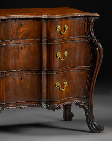 A GEORGE III MAHOGANY SERPENTINE COMMODE - Foto 4