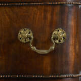 A GEORGE III MAHOGANY SERPENTINE COMMODE - фото 5