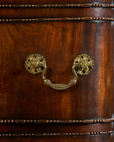 A GEORGE III MAHOGANY SERPENTINE COMMODE - photo 5