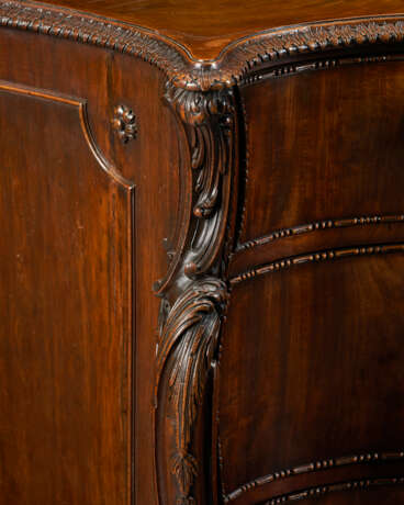 A GEORGE III MAHOGANY SERPENTINE COMMODE - Foto 6