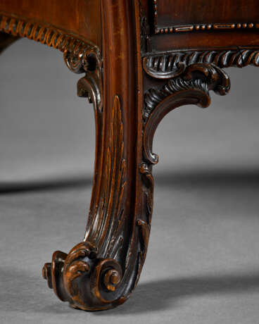 A GEORGE III MAHOGANY SERPENTINE COMMODE - Foto 7