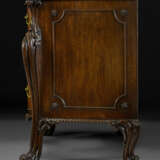 A GEORGE III MAHOGANY SERPENTINE COMMODE - photo 8