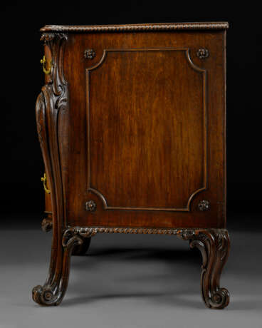 A GEORGE III MAHOGANY SERPENTINE COMMODE - photo 8