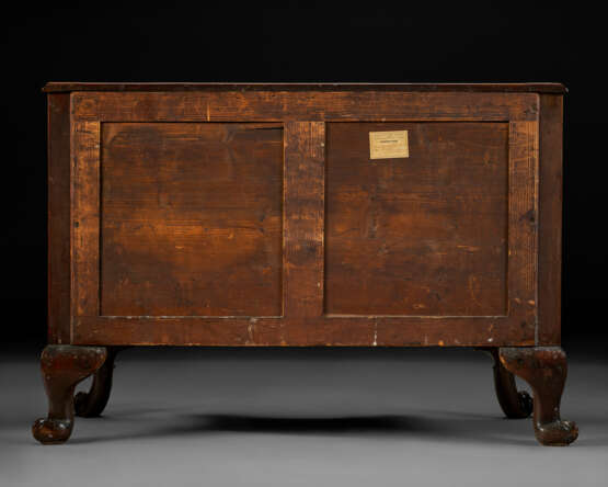 A GEORGE III MAHOGANY SERPENTINE COMMODE - фото 9