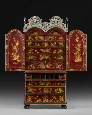 A WILLIAM AND MARY ‘NASHIJI’ AND GILT-JAPANNED SCRETAIRE-CABINET - photo 1