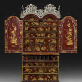 A WILLIAM AND MARY ‘NASHIJI’ AND GILT-JAPANNED SCRETAIRE-CABINET - photo 1