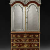 A WILLIAM AND MARY ‘NASHIJI’ AND GILT-JAPANNED SCRETAIRE-CABINET - photo 2