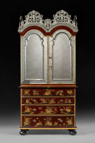 A WILLIAM AND MARY ‘NASHIJI’ AND GILT-JAPANNED SCRETAIRE-CABINET - photo 2