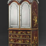 A WILLIAM AND MARY ‘NASHIJI’ AND GILT-JAPANNED SCRETAIRE-CABINET - photo 3