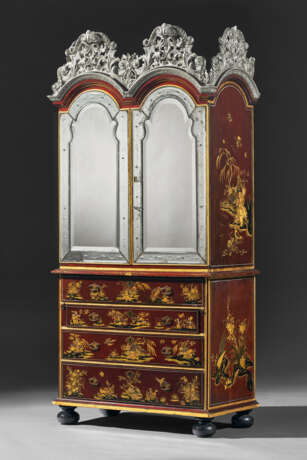 A WILLIAM AND MARY ‘NASHIJI’ AND GILT-JAPANNED SCRETAIRE-CABINET - photo 3