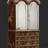 A WILLIAM AND MARY ‘NASHIJI’ AND GILT-JAPANNED SCRETAIRE-CABINET - photo 4