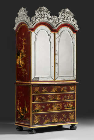 A WILLIAM AND MARY ‘NASHIJI’ AND GILT-JAPANNED SCRETAIRE-CABINET - photo 4