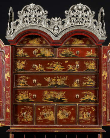 A WILLIAM AND MARY ‘NASHIJI’ AND GILT-JAPANNED SCRETAIRE-CABINET - photo 5