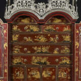 A WILLIAM AND MARY ‘NASHIJI’ AND GILT-JAPANNED SCRETAIRE-CABINET - photo 5